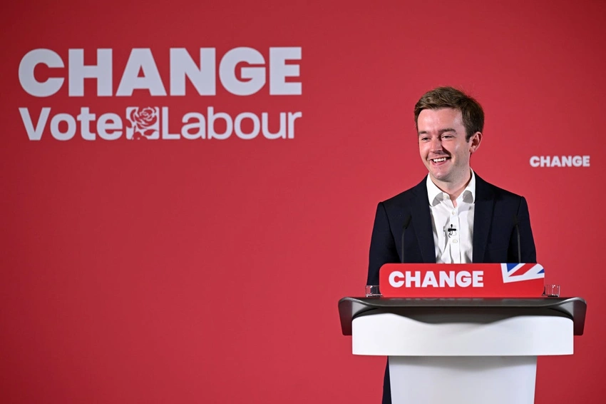 Labour aides quit as MPs call for Starmer resignation