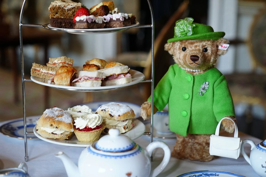 Limited Teddy Recreates Queen Elizabeth II’s Paddington Tea Moment