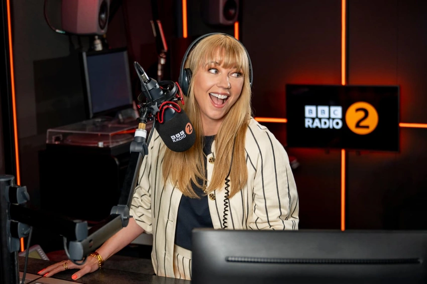 Sara Cox Kicks Off Radio 2 Breakfast Show With Playful Plea For Love! ❤️📻