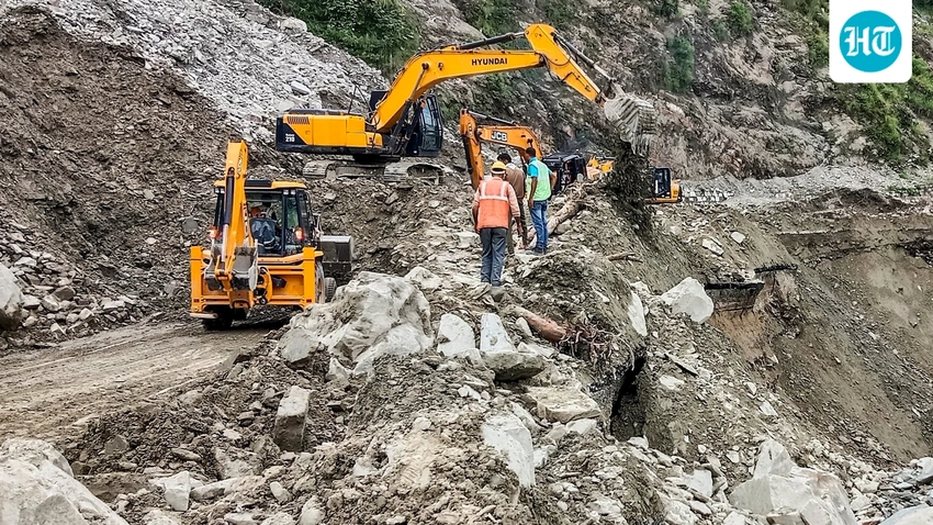 Landslide in Kishtwar kills 1, 235 rescued amid heavy snowfall at Sinthan Top