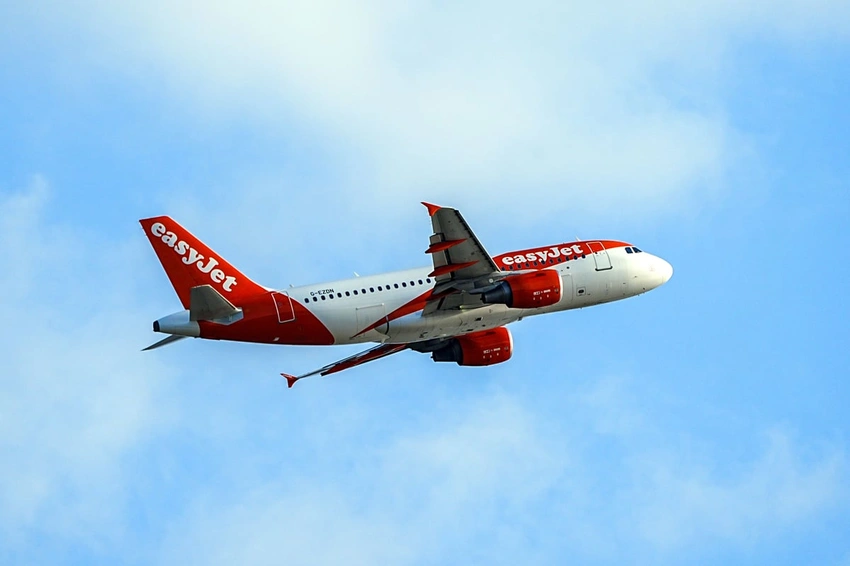 EasyJet's £5.7bn Takeover Bid: Apollo Outbids Castlelake in High-Stakes Battle!