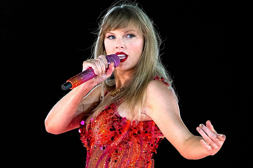 Fan Invited to Taylor Swift’s Private Listening Party Meets Surprise Guest