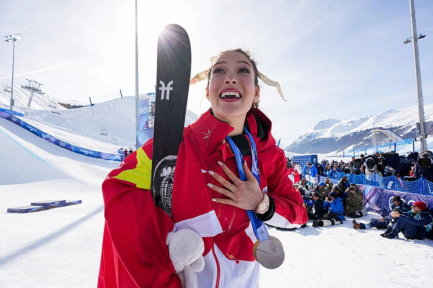 Zoe Atkin seals halfpipe bronze, following sister's Olympic footsteps