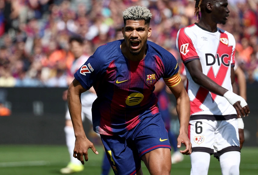Liverpool Seals Loan Deal for Barcelona's Ronald Araujo! Defensive Boost!