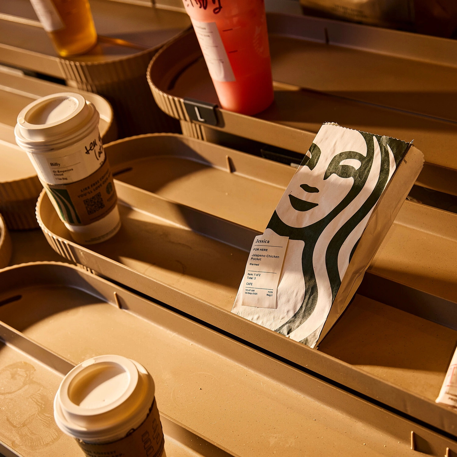 Starbucks posts strong traffic, lifts outlook on earnings rebound