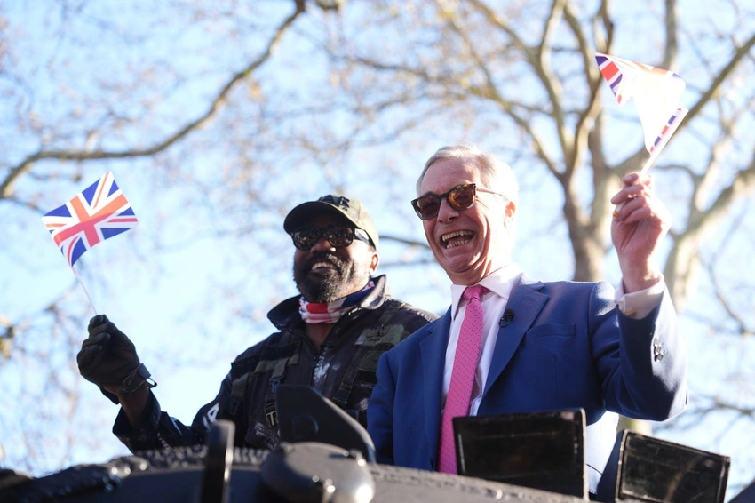 Chisora-Wilder hype as fighter arrives in tank with Farage in London