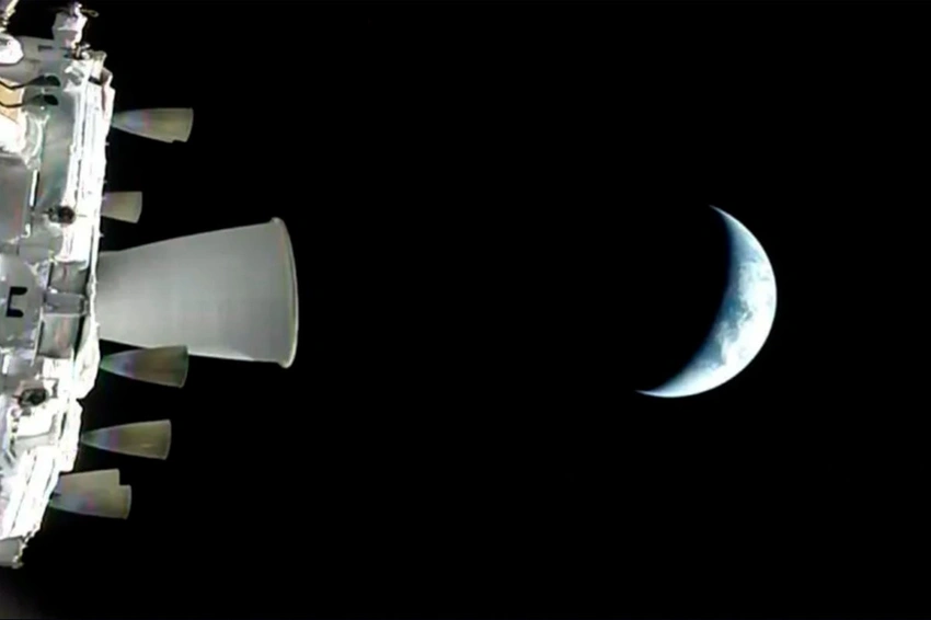 Manned Moon Mission Fires Engines to Break Earth’s Orbit