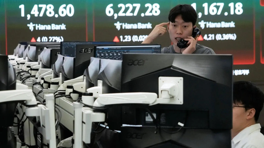 Oil Edges Lower as Iran Talks Loom, Asian Markets Cautious