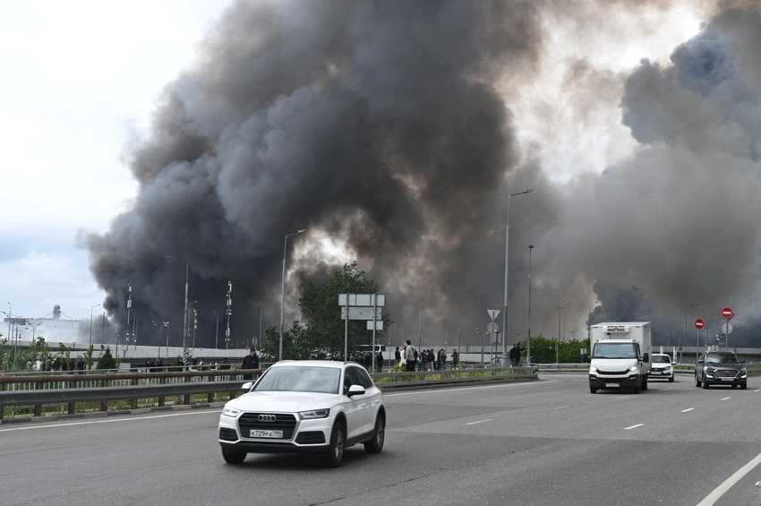 Moscow Under Drone Attack: Ukraine Strikes Refineries, Russia Threatens Escalation