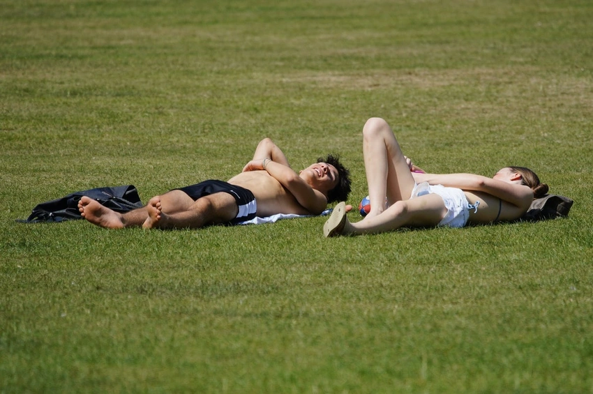 UK Issues Rare Red Heat Alert: Fire Chiefs Warn of "Real Risks"!