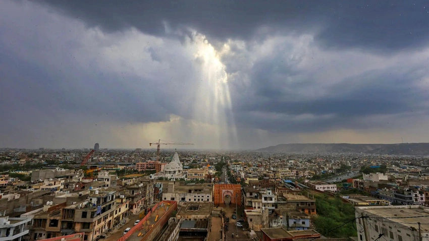 Monsoon Boost for Central India: Deficit Shrinks, Red Alerts Issued!