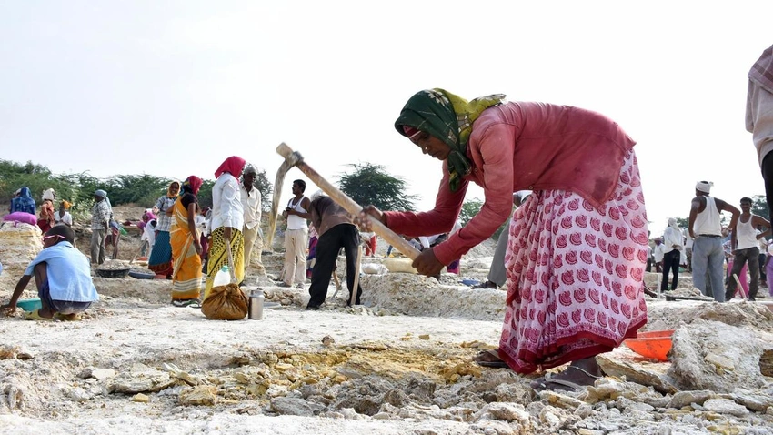 Fadnavis backs 125-day MGNREGA rename; Congress under fire
