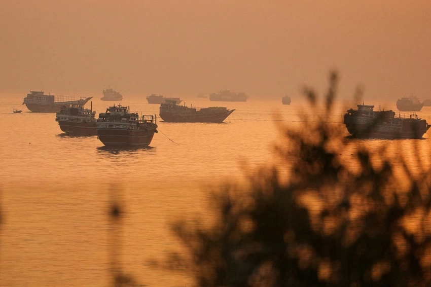 Hormuz Strait: Experts Warn Weeks for Reopening Amid US-Allies Disagreement
