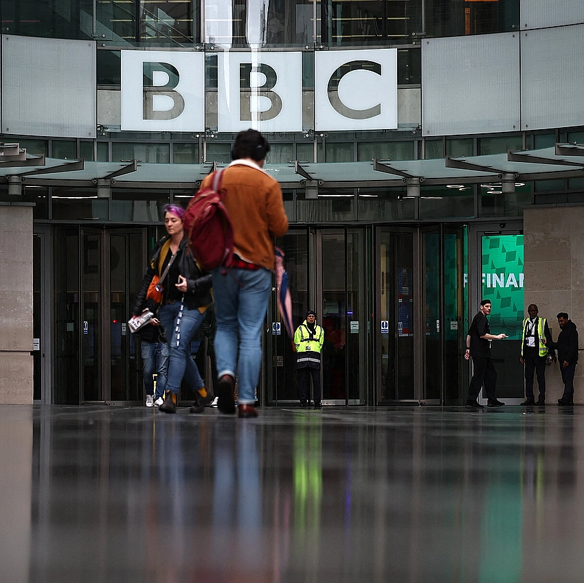 BBC Faces Trump Lawsuit Threat as Outgoing Chief Urges Free Press Fight