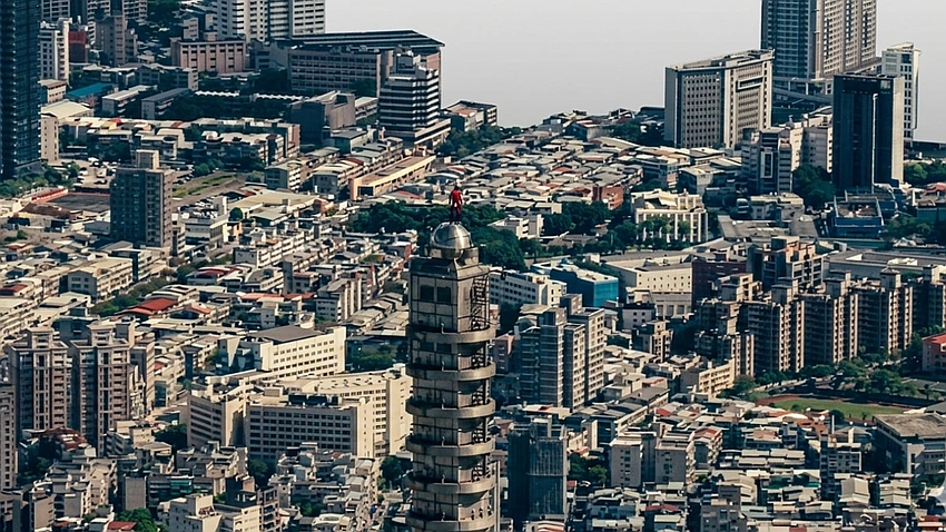 Alex Honnold Free-Solos Taipei 101 Live on Netflix