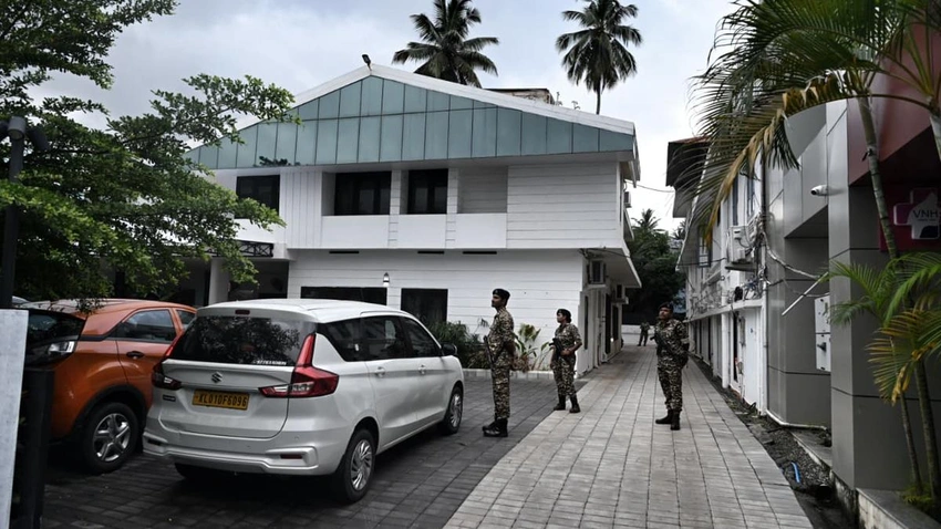 Protesters Attack ED Vehicle After Raid at Former Kerala CM Pinarayi Vijayan’s House
