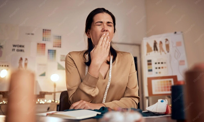 'Stressed fashion assistant, overwhelmed desk'