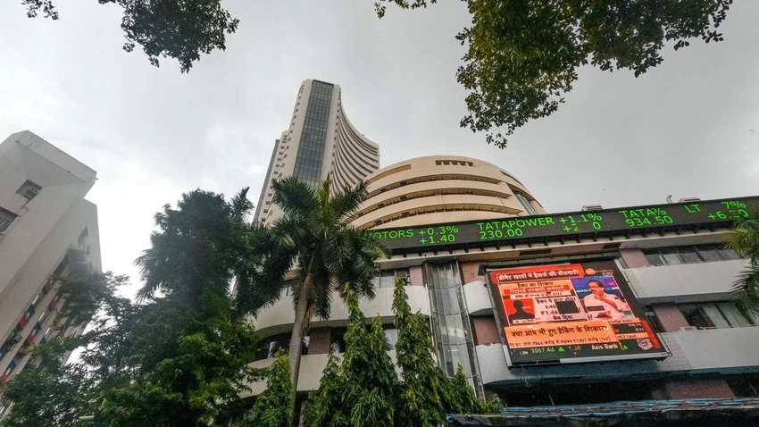 Sensex sinks again as FIIs pull back; Nifty slips for second straight day