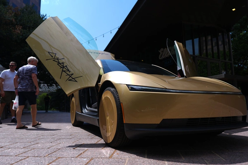 Austin Embraces the Future: Tesla's Steering-Free Cybercabs Roll Out!