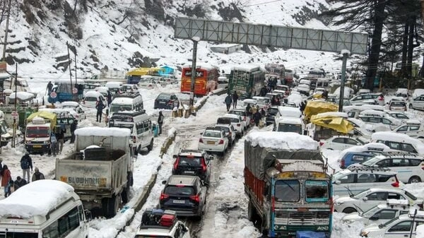 Manali Snowstorm Turns 15-KM Drive into 10-Hour Nightmare