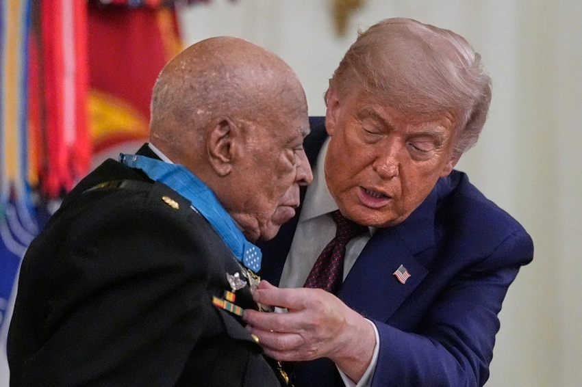Trump's Medal Ceremony: Economy Boasts & Self-Award Jokes!