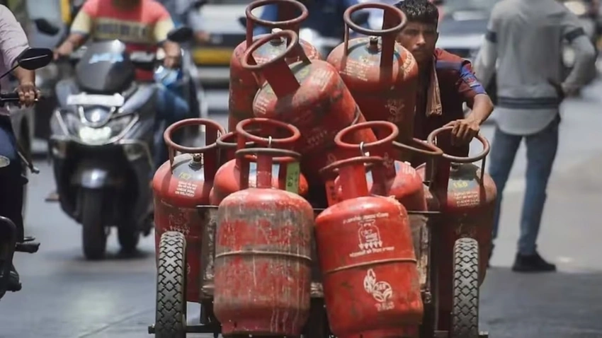 Govt Caps Industrial LPG, Allocates 70% to States, Urges PNG Shift
