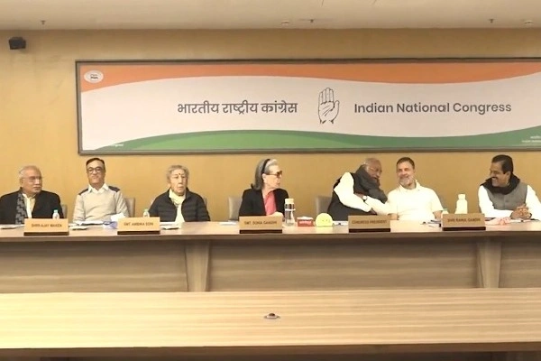 Tharoor Skips AICC Meeting, Delhi Sparks Political Jabs