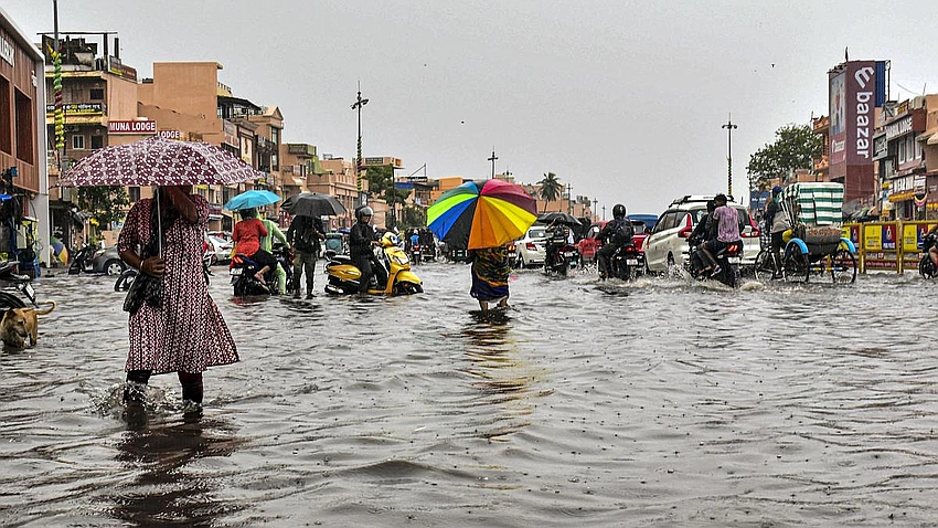 Cyclone Montha Poised to Cross Kakinada Coast; Alerts Across States