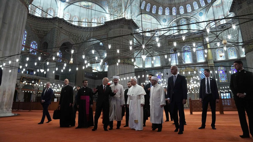 Pope Leo Opens Istanbul Visit with Blue Mosque Stop for Interfaith Dialogue