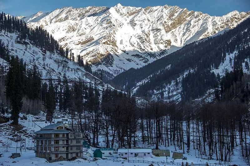 Manali Snow Chaos: 15-Km Jam, Tourists Stranded