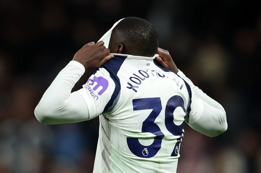 Carragher slams 'crazy decision' that cost Tottenham crucial win vs Leeds