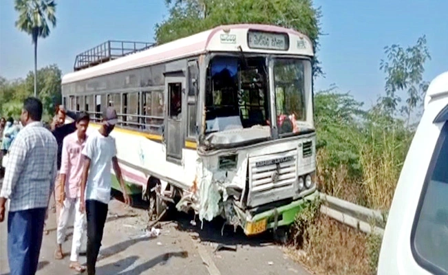 Family injured as car collides with bus near Medipalli, Telangana