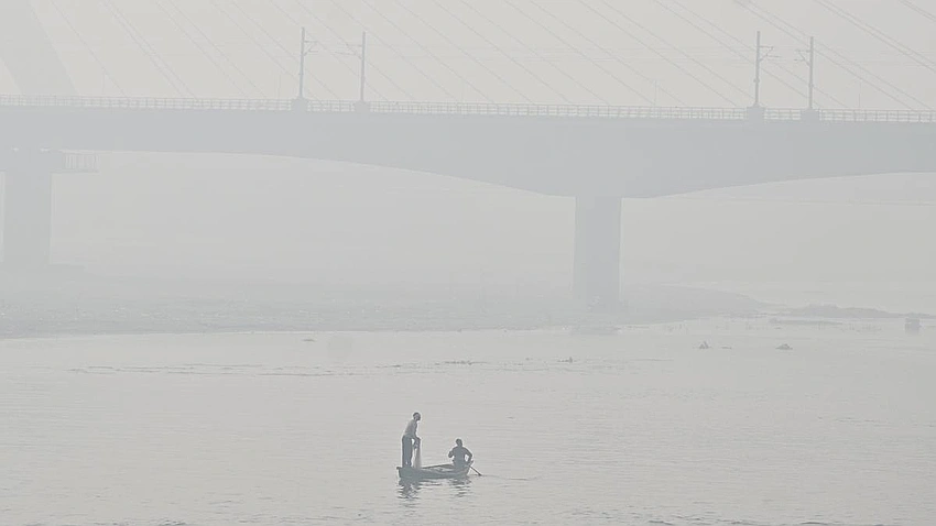 Delhi’s Air Tightens as AQI Near Severe; Stage 3 Curbs Yet to Kick In