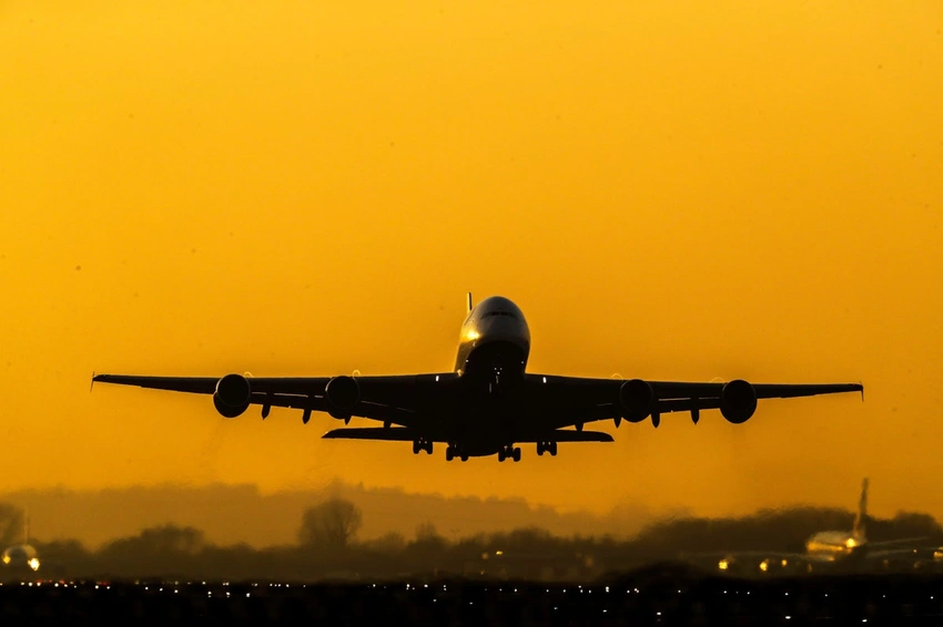 UK Thunderstorms Ground Hundreds of Flights at Heathrow & Gatwick!