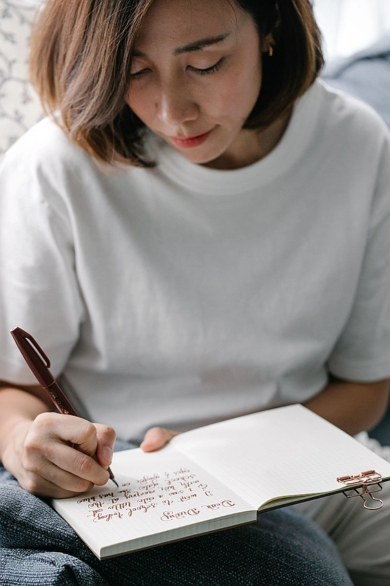 Stuck in a Rut? 20 Journal Prompts to Uncover Your NEXT Big Move!