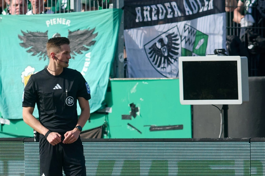 Masked fan disrupts German match by unplugging VAR monitor