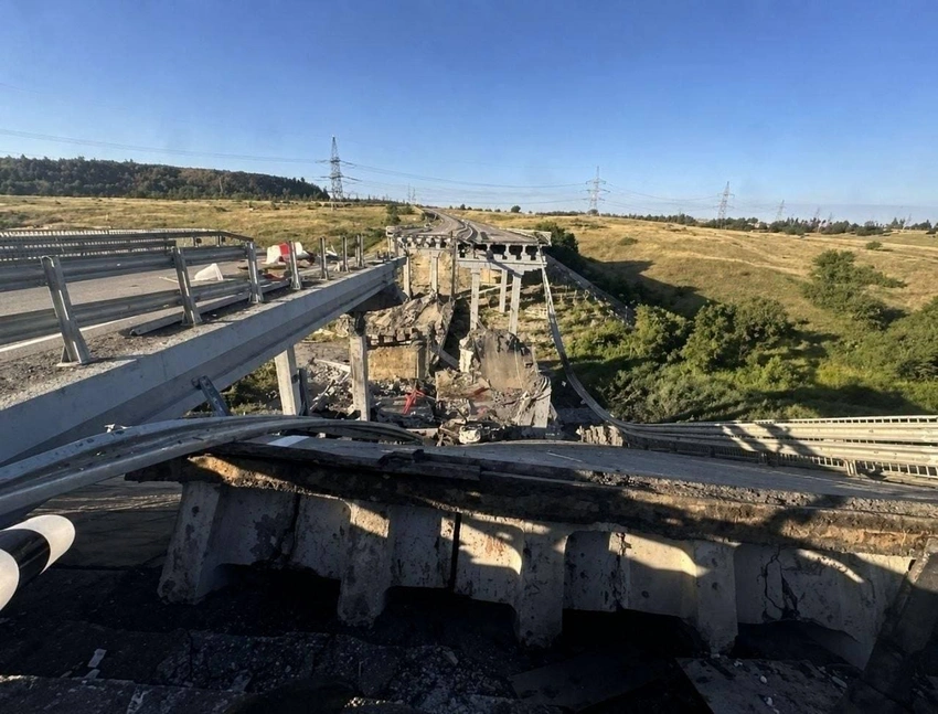 Fortress Ukraine: Bridges Blasted, Cities Battle in Donbas Defense