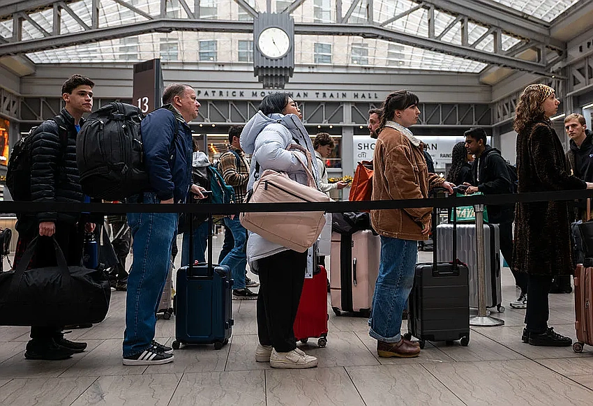 Air Travelers Urged: Healthier Snacks and Better Dress Codes