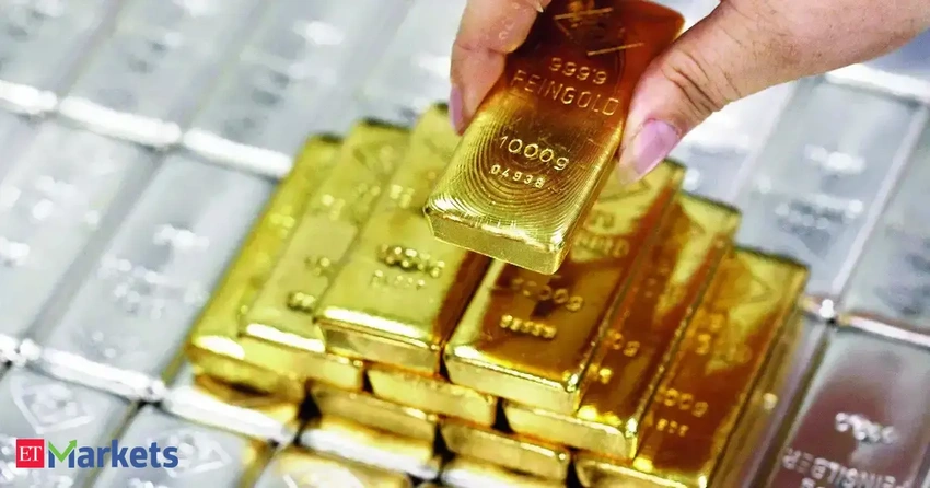 Silver Surges Again: 2025 Gains Outshine Gold, Sparks 2026 Debate