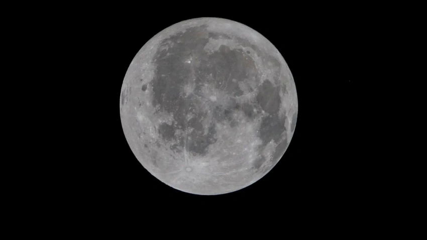 Artemis II Nears Lunar Far Side on Bold Moon Flyby