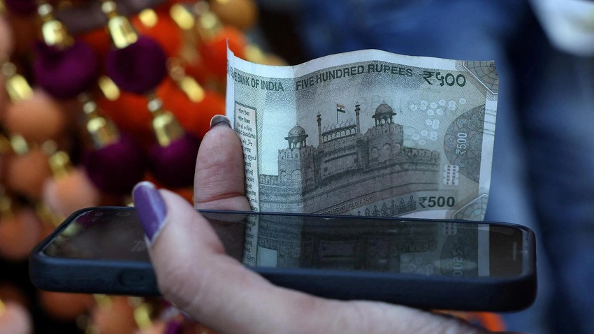 Rupee Drops to Fresh Record Low on Oil-Dollar War Fears