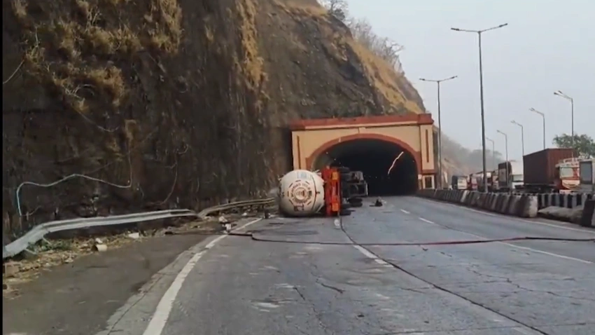 Gas tanker overturns on Mumbai-Pune Expressway, 12-hour traffic nightmare