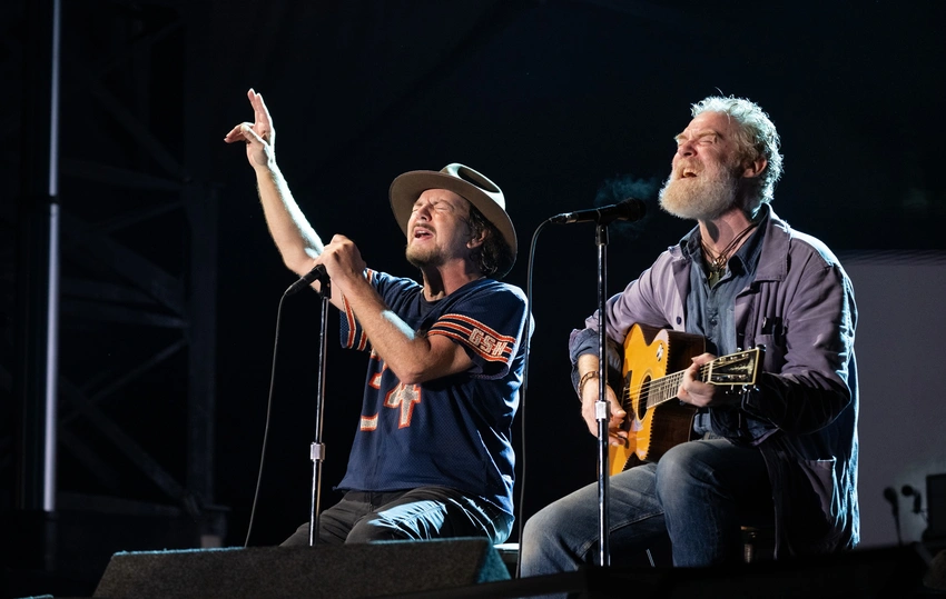 Heartfelt Tribute: Eddie Vedder Busks for Glen Hansard in Dublin