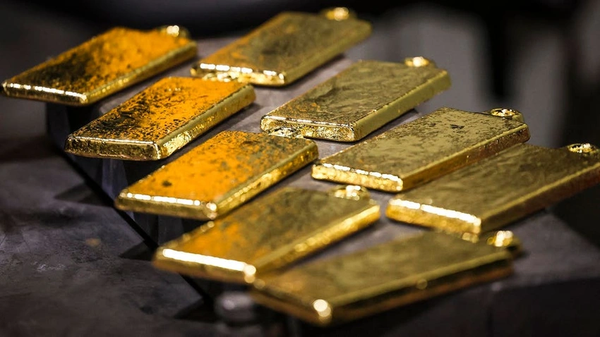 Gold climbs toward $5,600 as geopolitics and weak U.S. outlook lift bullion