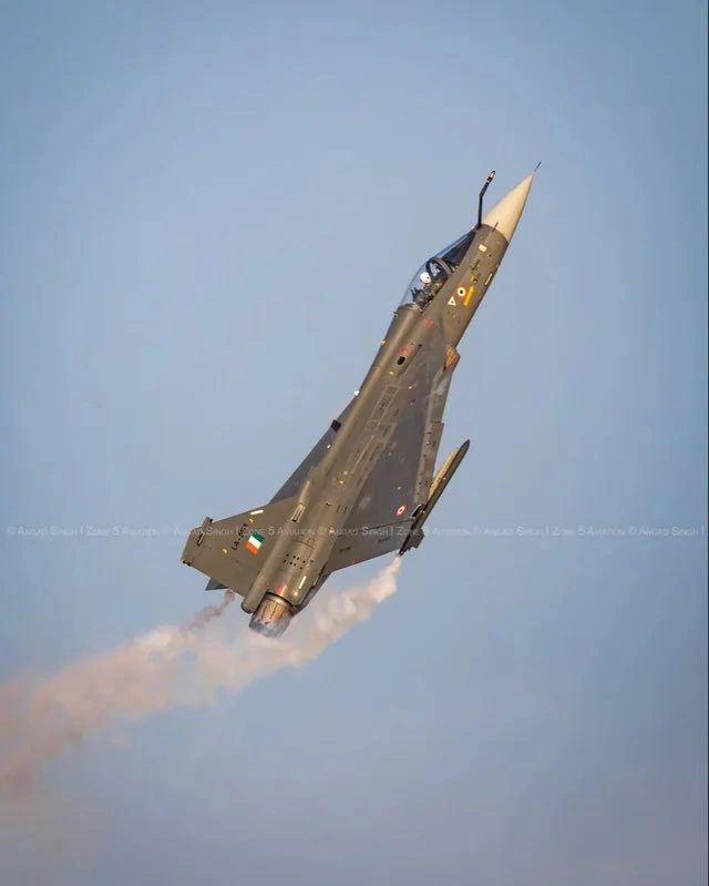 Indian Air Force’s Tejas jet crashes at Dubai Air Show, claiming the pilot’s life