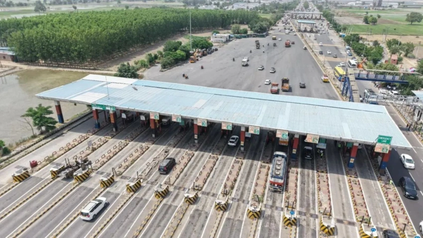 Live Near a Toll? NHAI's RajmargYatra App Now Offers Digital Monthly Pass!