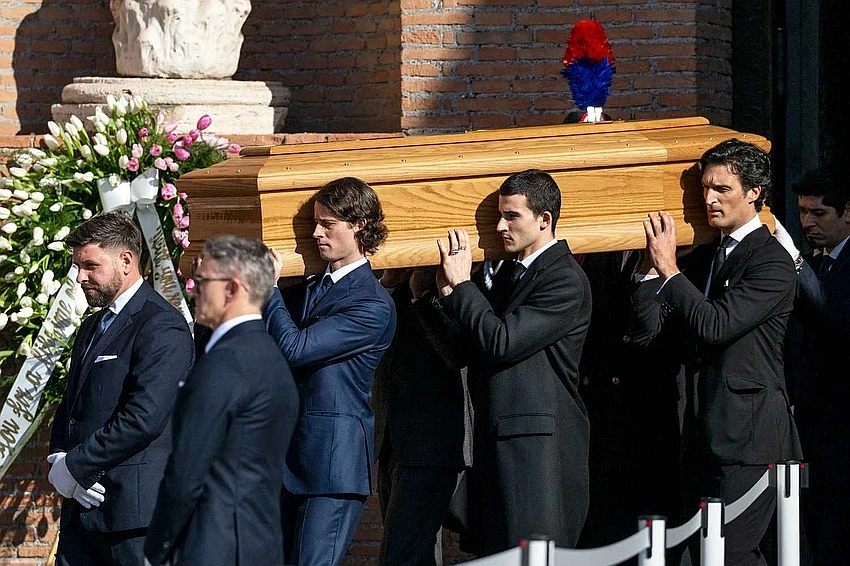 Valentino's Rome Funeral Draws Stars Liz Hurley and Anna Wintour