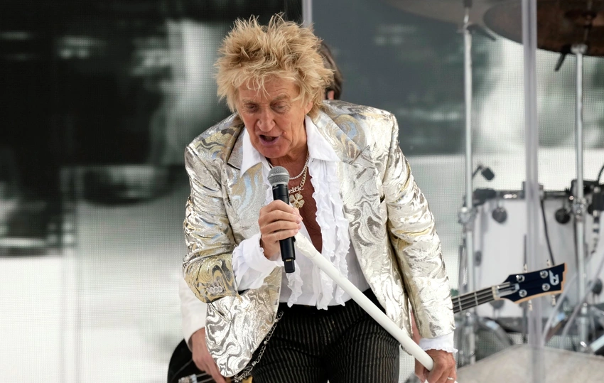 Rod Stewart's Onstage Scare: Oxygen Tank & Jokes in High Altitude!