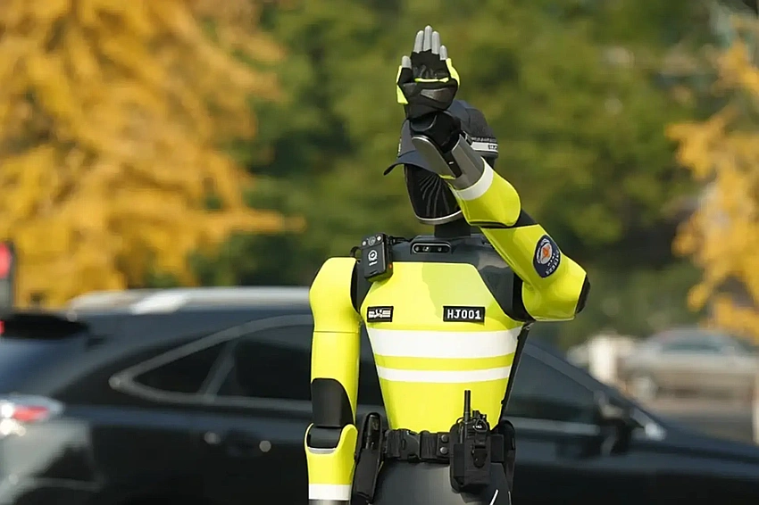 World First Traffic Robo Cop Arrives in China First
