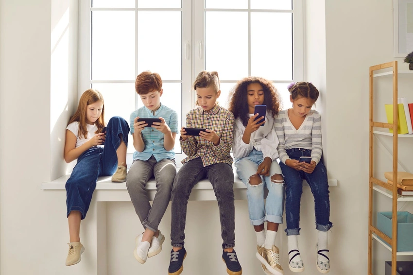 Parents' Stress Linked to Kids' Screen Time: A Growing Concern!